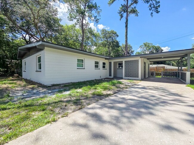 Building Photo - Beautifully Renovated 3/2 in Madison Park