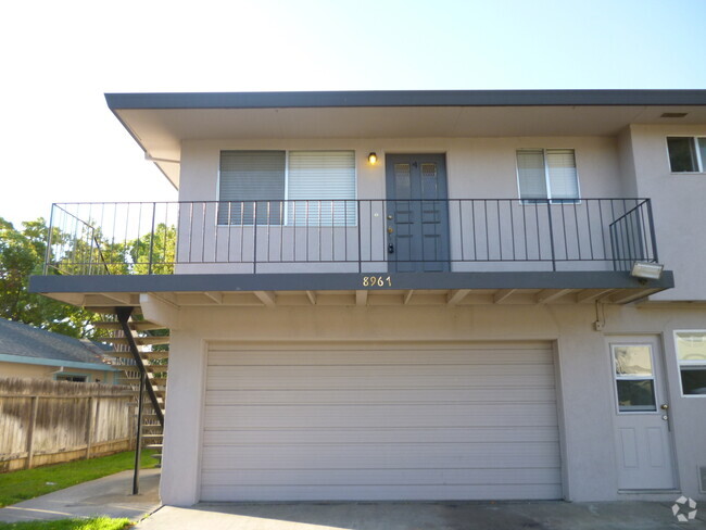 Building Photo - Upstairs Condo Unit 4