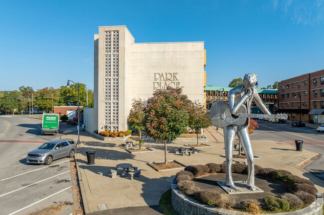 Espacio en el patio que rodea la icónica estatua del Rock 'n' Roller - Park Place