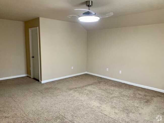 Building Photo - 4 Bedroom Home in Convenient Port Orchard ...