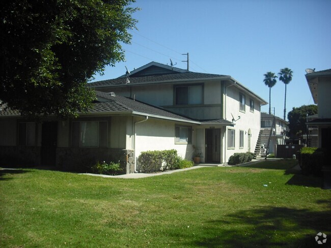 Building Photo - Sharp Townhouse on Victoria Avenue across ...