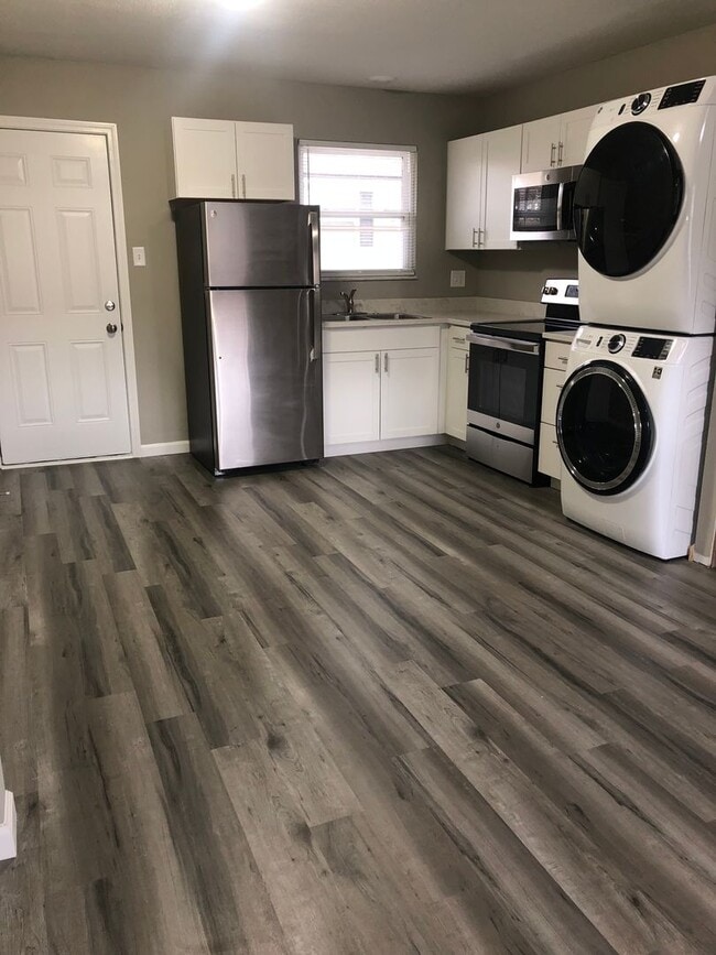 Beautifully Renovated Two Bedroom Apartmen... - Beautifully Renovated Two Bedroom Apartmen... Apartment Unit 321C