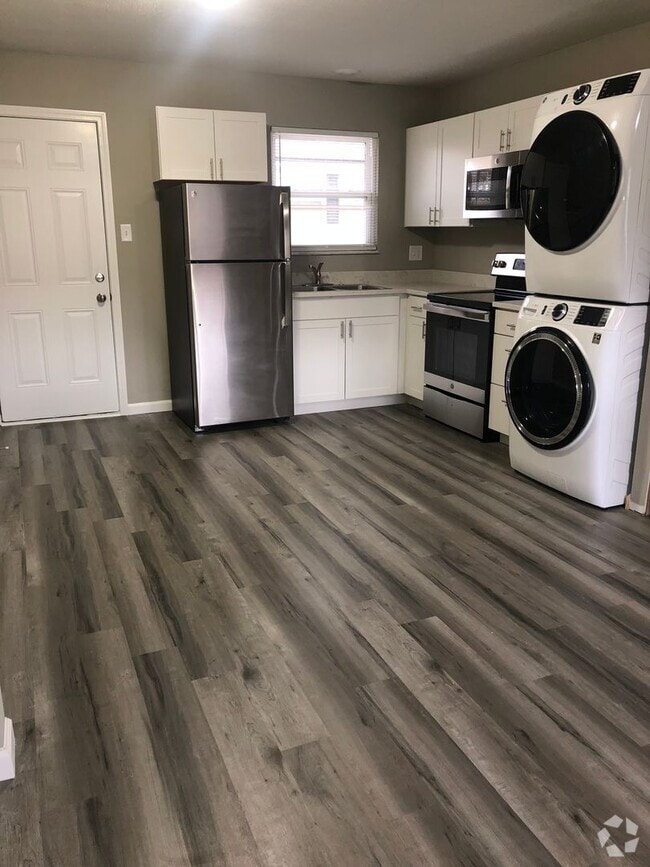 Building Photo - Beautifully Renovated Two Bedroom Apartmen... Unit 321C Rental