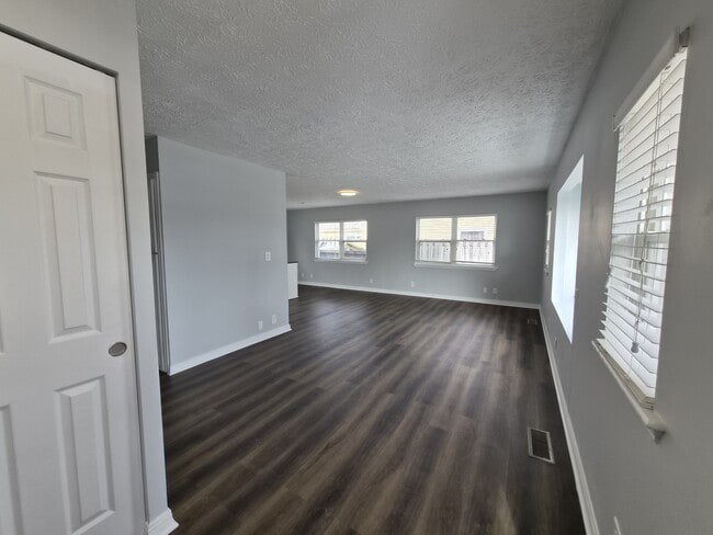 Photo - 484 Carol Dr