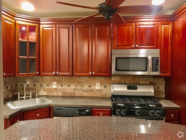 Building Photo - 73-39 71st Pl Unit 2nd FL Rental