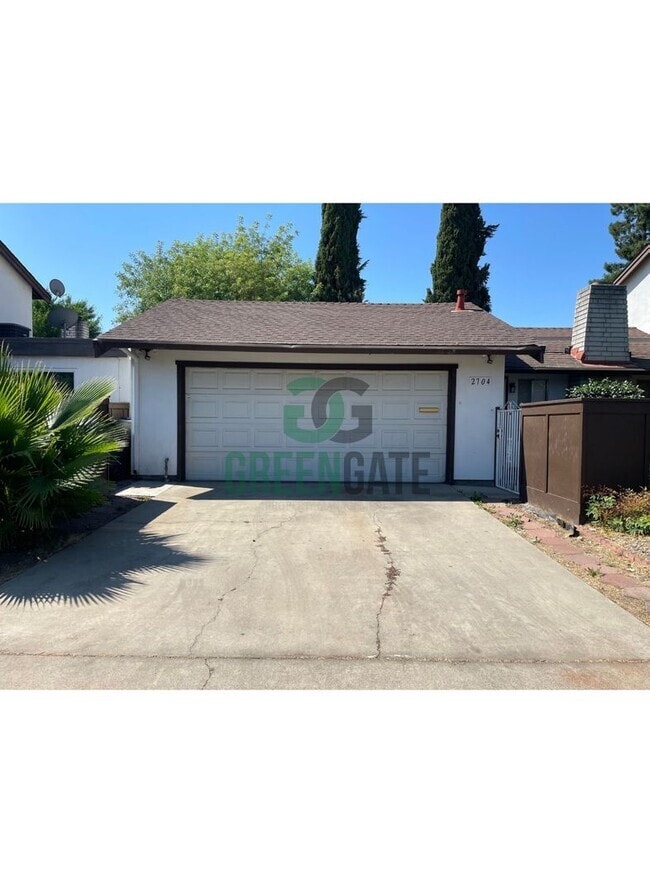 Building Photo - 3 BEDROOM 2 BATH HOME MOVE IN READY IN MOD...