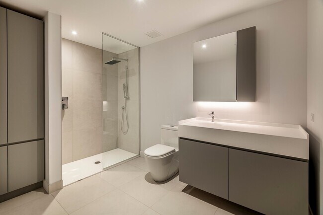 Photo - 1205 Pl. du Frere Andre Unit 5204