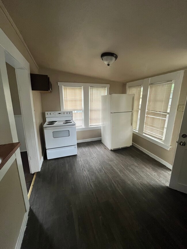 Photo - 307 E Lambert St