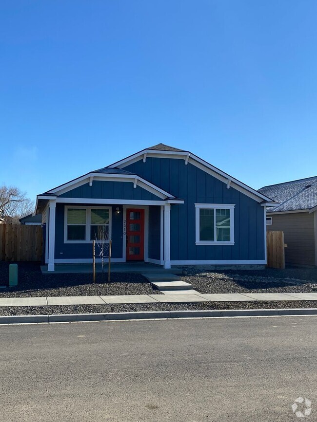 Building Photo - Newer Home for Lease!