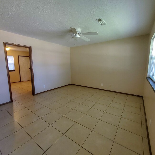 Photo - 2429 N Market Ave Unidad 2429 North Market Ave 1/2