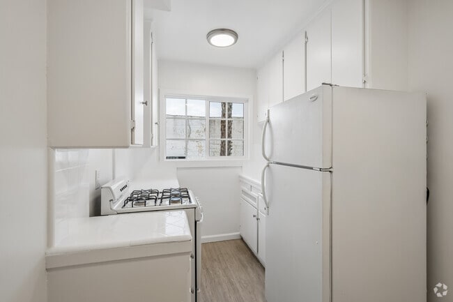 Studio, 1BA - 400SF - Kitchen