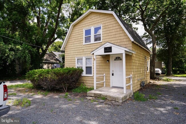 Building Photo - 235 Newton St Rental