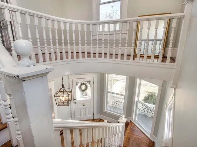 Photo - 3 Bedrooms, 2 Bathrooms - Home close to Do...