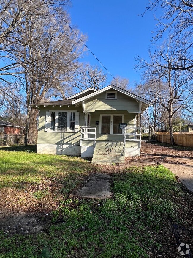 Building Photo - Large 4 bed/2 bath! Rental