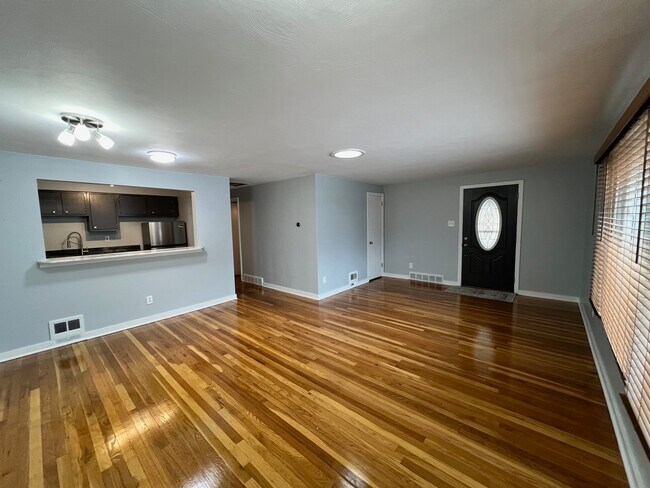 Living area - 1564 Greentree Rd