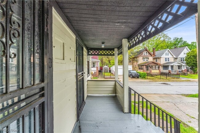 Photo - 1144 E 145th St Unidad 1/Right