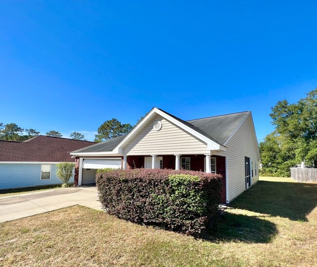 Building Photo - Screened in Porch and 2 Car Garage! Rental