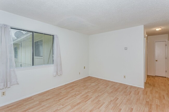 Building Photo - 2 bedroom 1 bath duplex