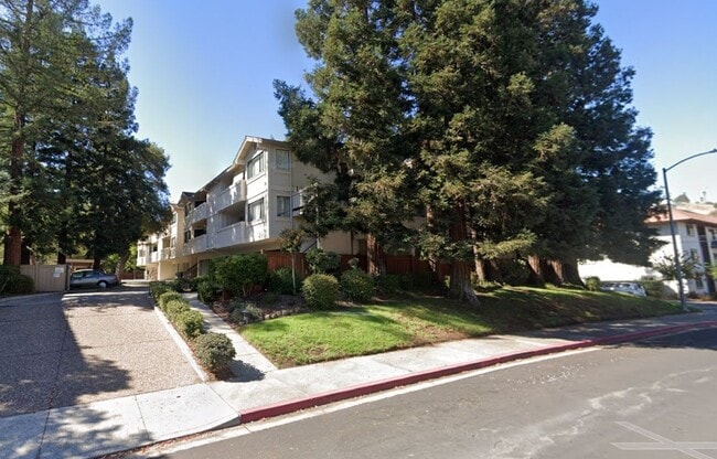 Building Photo - Top floor update 2 bed 2 bath condo in gre...