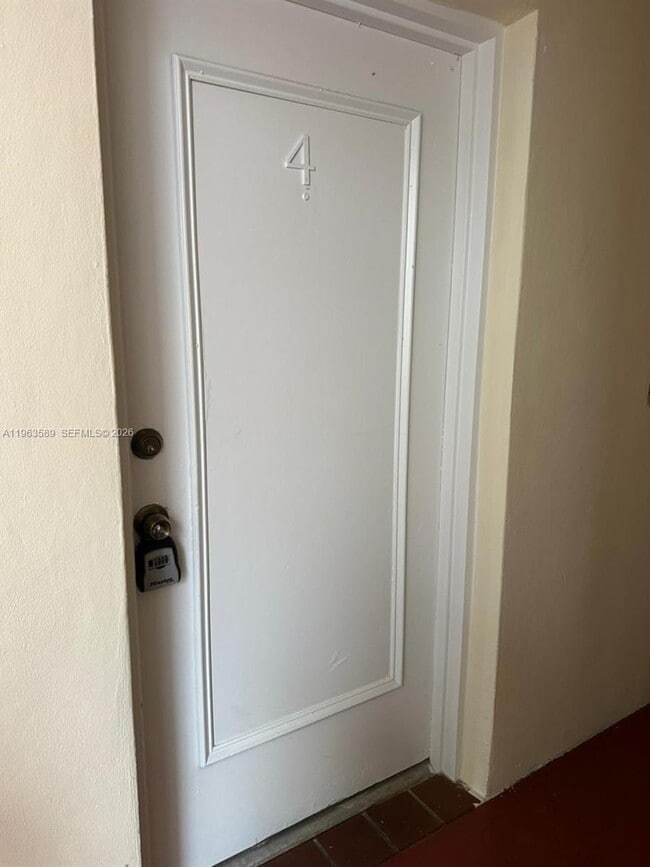 Building Photo - 2008 Jackson St Unit B4