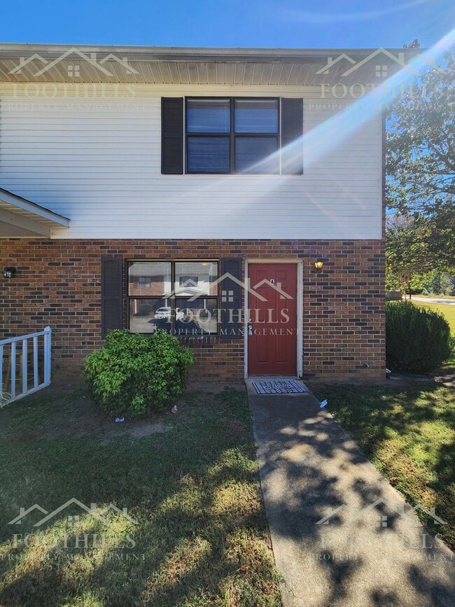 Photo - Beautiful 2-Bed Townhome with Storage and ...