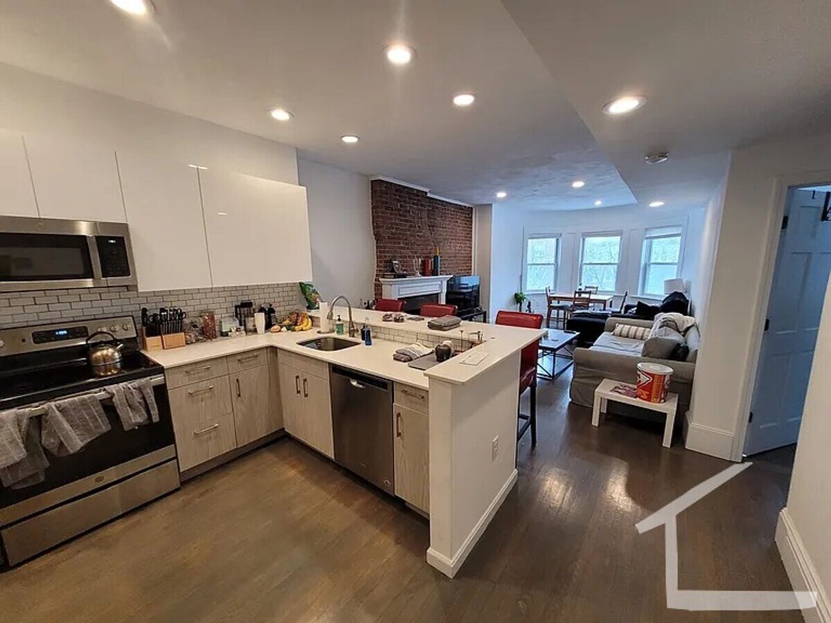 Photo - 1398 Beacon St