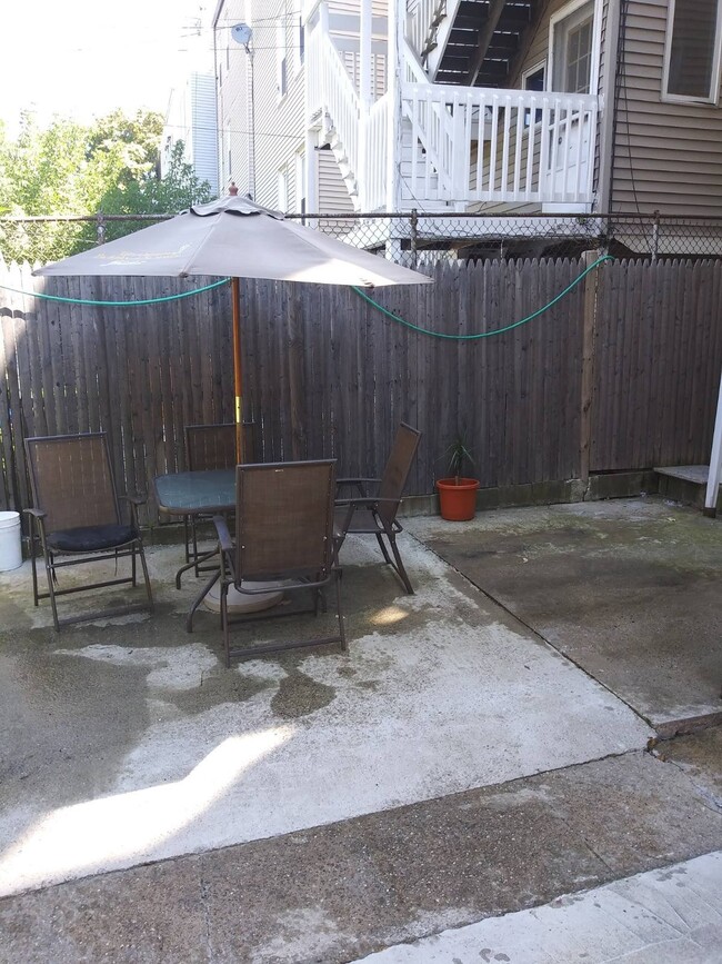 Photo - 206 Paris St