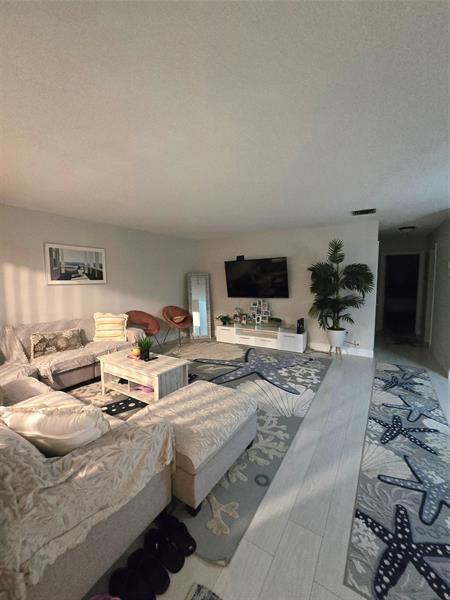 Photo - 2109 NE 68th St Unidad 207