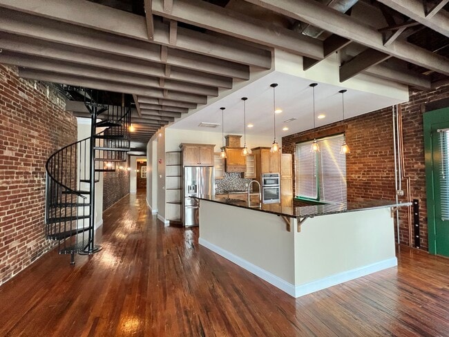 Building Photo - Conveniently located downtown Unit 301A
