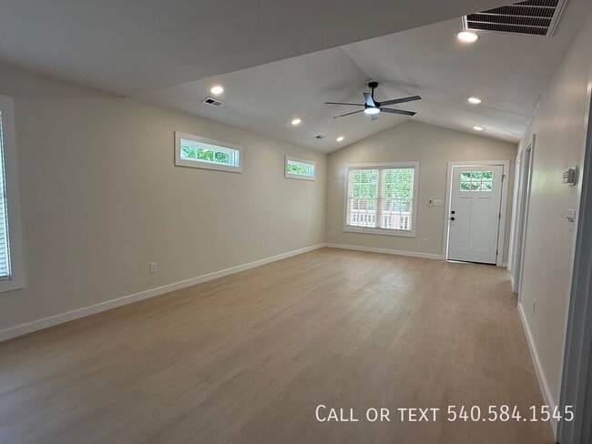 Photo - 3323 Collingwood St NE