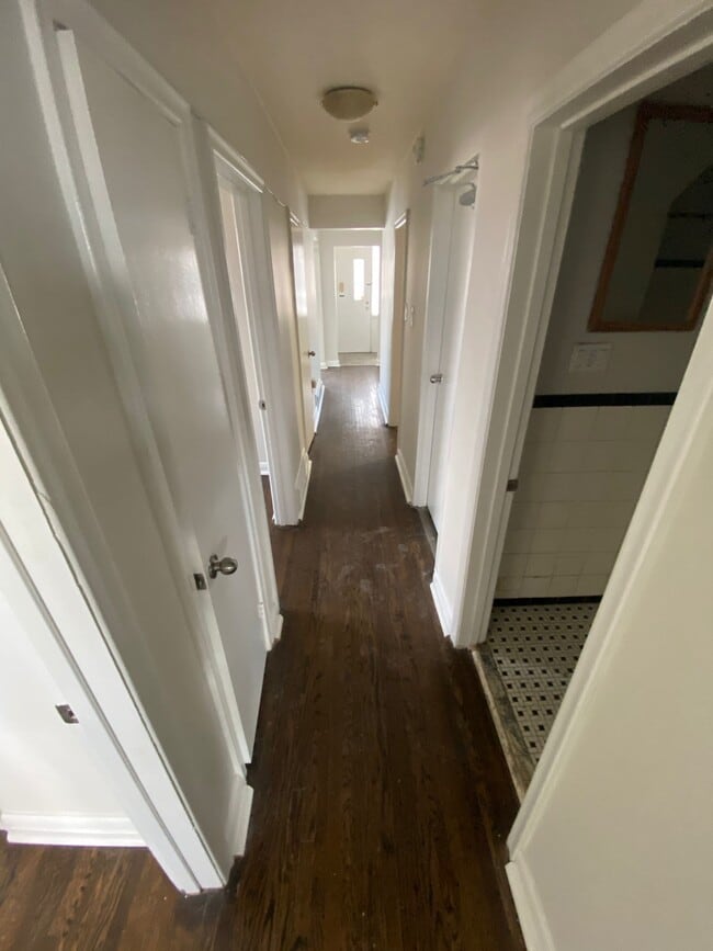 Building Photo - 23 Willowhurst Crescent