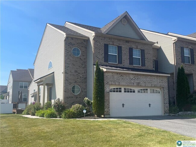 Photo - 1350 Caspian St