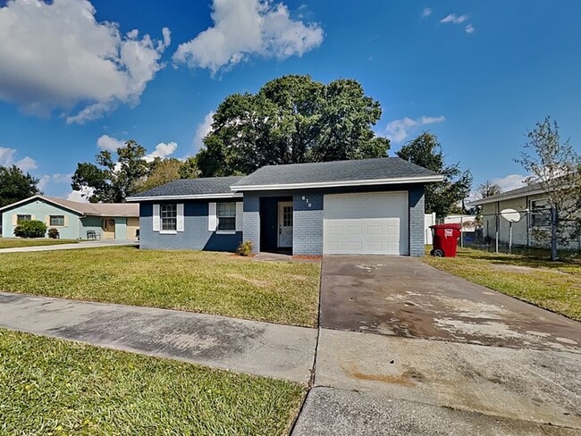 Building Photo - 610 Charter Ct