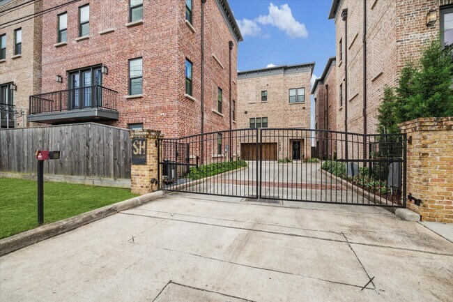 Photo - 2803 Hicks St