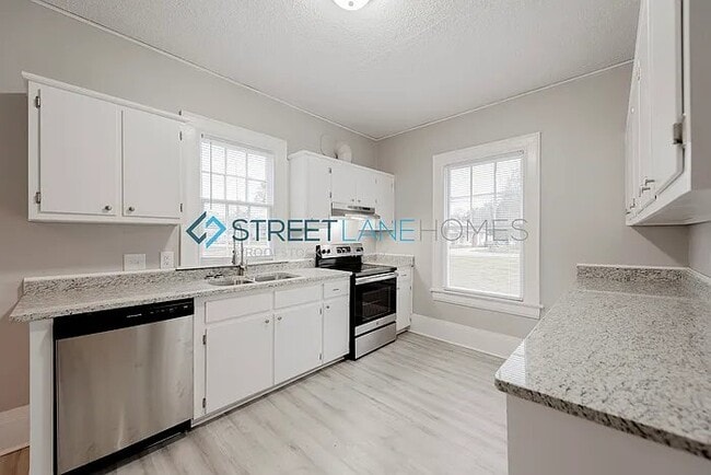 Photo - 2606 Geneva St