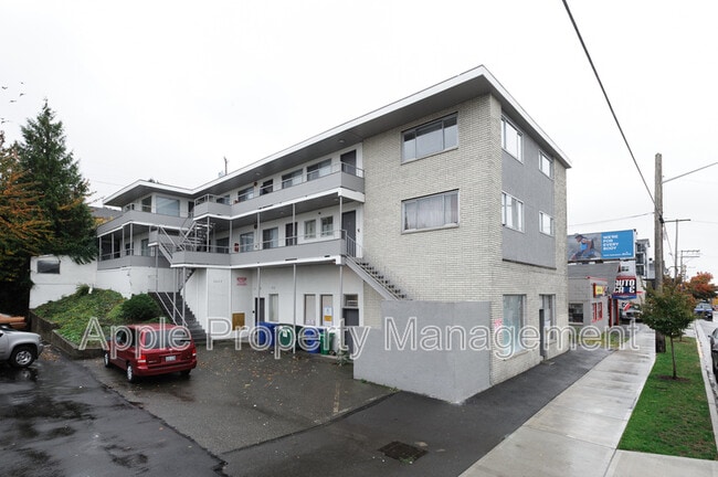 Building Photo - 9244 Greenwood Ave N Unit 1B