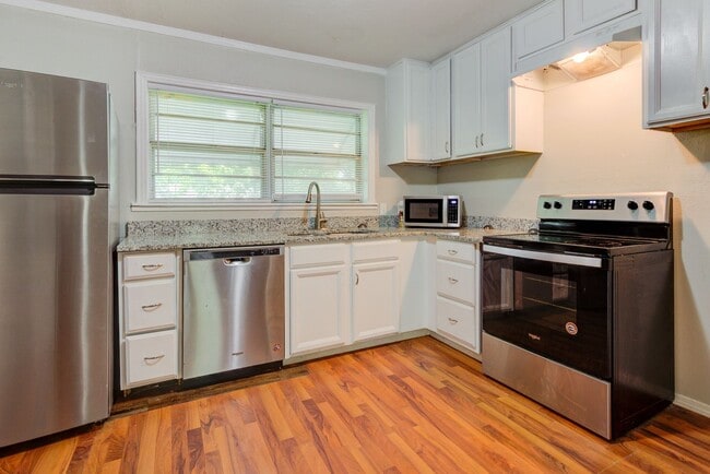 Building Photo - Freshly Updated House