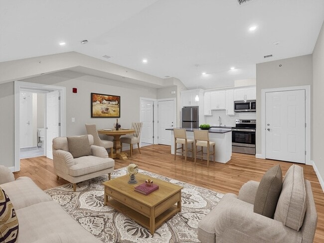 Building Photo - 97 Great Rd Unit 6