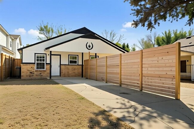 Building Photo - 1115 Brookswood Ave