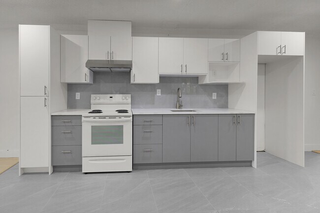 Building Photo - 128 Seventh Av