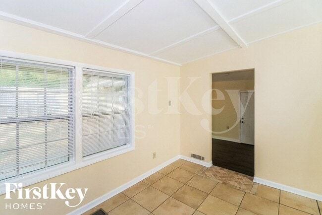 Photo - 2450 Rolling View Dr