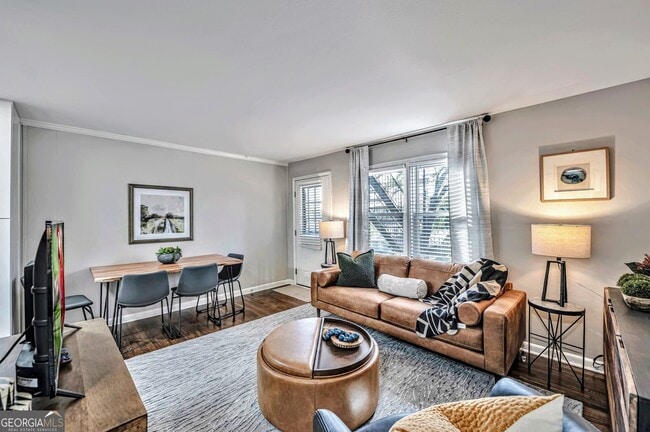 Photo - 2858 Rosehill St