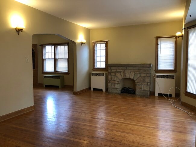 Building Photo - 3470 S 16th St Unit LOWER