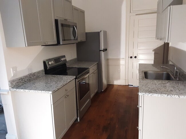 kitchen - 511 Gloucester St Unit 202