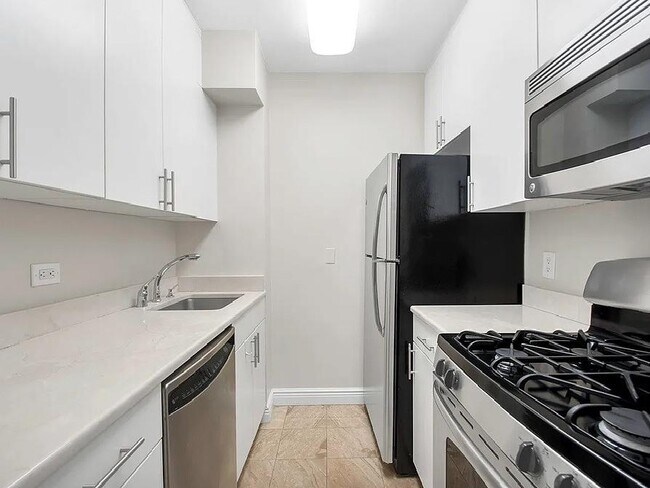 Photo - 30 W 63rd St