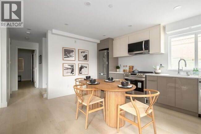 Photo - 432 1st St E