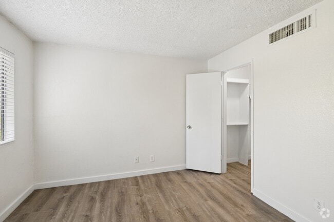 2BR, 2BA - 822SF - Bedroom