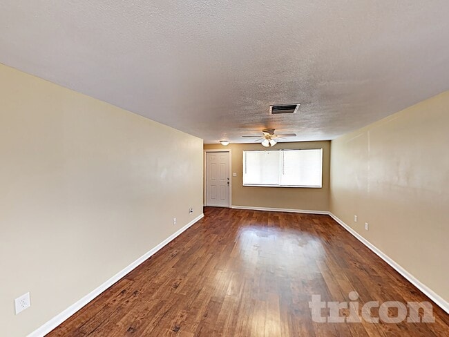 Photo - 8213 Greenleaf Cir