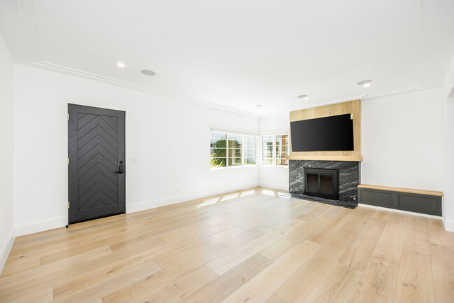 Photo - 109 N Flores St Apartment Unit 109 S Flores