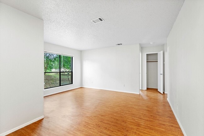 Building Photo - Spacious 2 Bedroom Apartment - Parking - N... Unit B
